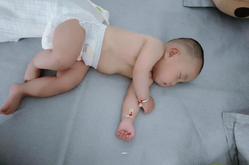 黑龙江宝宝胳膊上起红疙瘩